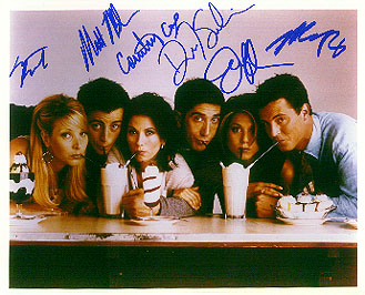 Il cast con autografi